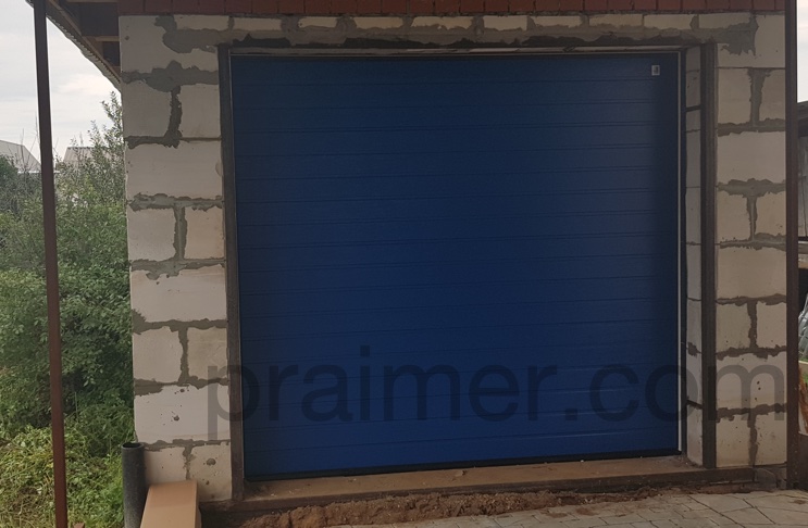 Гаражные ворота Алютех синие от компании Праймер